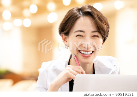 Office casual middle-aged woman using a laptop 90519151