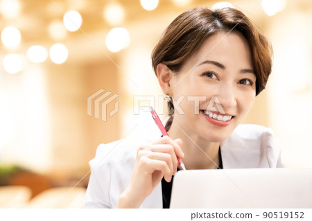 Office casual middle-aged woman using a laptop 90519152