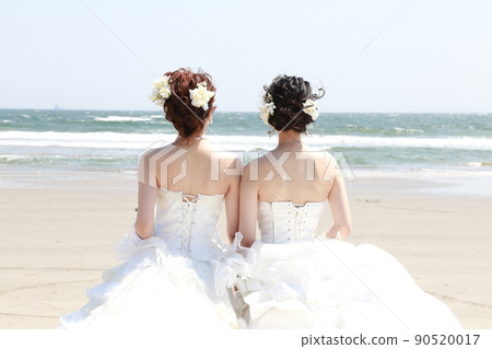 Fun wedding dress fitting rental play experience with female friends, location shooting at the sea Sea location same-sex marriage 90520017