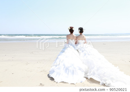 Fun wedding dress fitting rental play experience with female friends, location shooting at the sea Sea location same-sex marriage Fun wedding dress fitting rental play experience with female friends, location shooting at the sea Sea location same-sex marriage 90520021