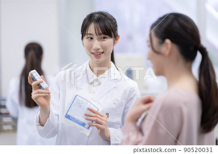 Pharmacist giving medicine 90520031