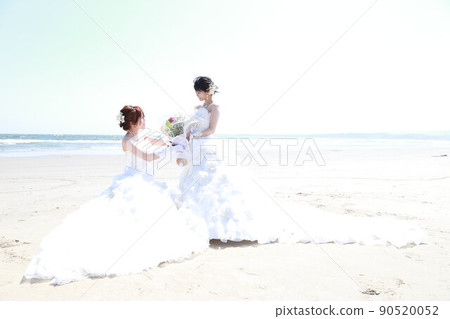 Fun wedding dress fitting rental play experience with female friends, location shooting at the sea Sea location same-sex marriage Fun wedding dress fitting rental play experience with female friends, location shooting at the sea Sea location same-sex marriage 90520052