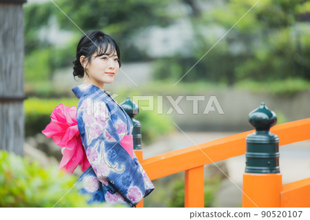 A woman in a yukata 90520107