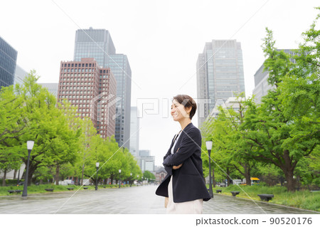 Working women Tokyo buildings 90520176