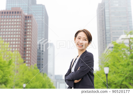 Working women Tokyo buildings 90520177