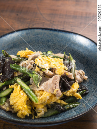 Stir-fried pork, asparagus and wood ear mushrooms 90520361