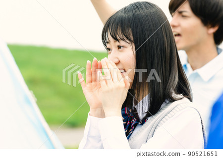 高中女生為比賽加油 90521651