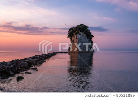 《Ishikawa Prefecture》 Dawn of Mitsukejima 90521889