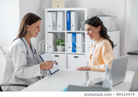 doctor showing cardiogram to woman at hospital 90524474