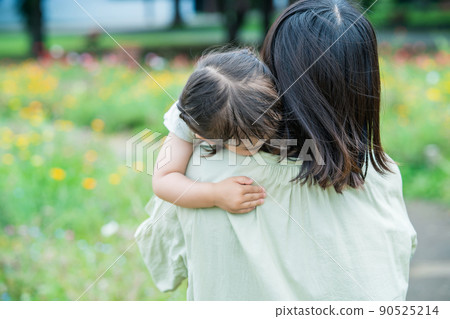 玩累了被媽媽抱的女孩 90525214