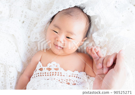 Communication with a 50-day-old baby Primitive reflexes Grasp reflexes Newborn smile Race key knitting 90525271