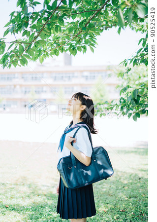 穿著夏天衣服的女高中生 穿著夏天衣服的女高中生 90525419