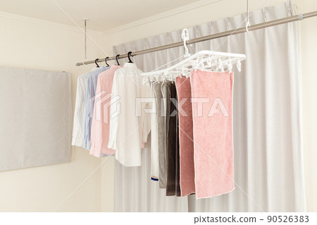 在室內烘乾的衣物 在室內烘乾的衣物 90526383