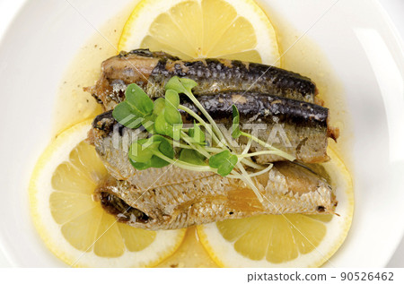 沙丁魚罐頭配清爽的檸檬 90526462