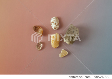 Lined natural stones (agate and crystal) 90526929