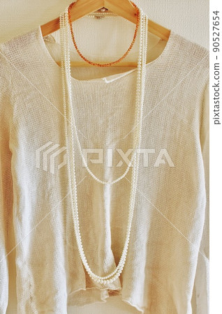 亞麻剪裁與珍珠項鍊的搭配 90527654