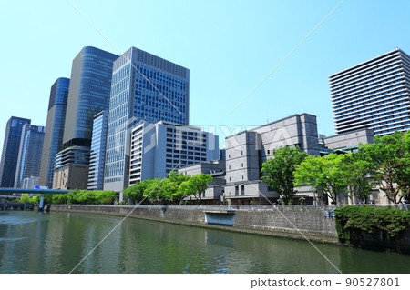 大阪中之島新鮮的綠色和摩天大樓城市景觀 90527801