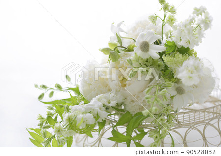 Offering flowers Offering flowers 90528032