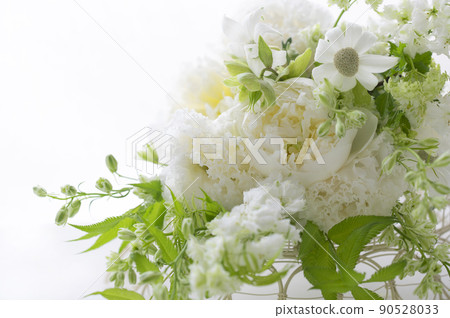 Offering flowers Offering flowers 90528033