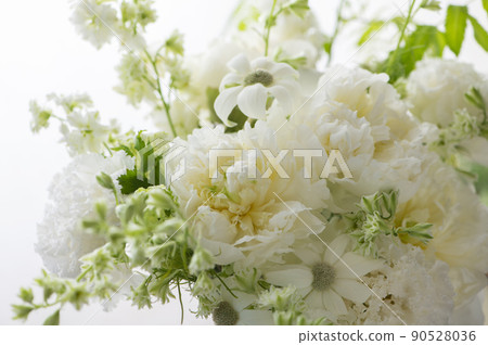 Offering flowers Offering flowers 90528036