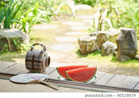 放在門廊上的西瓜 放在門廊上的西瓜 90528679