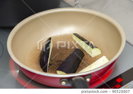 在煎鍋裡烤茄子 在煎鍋裡烤茄子 90528807
