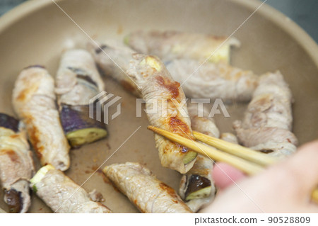 做晚飯的主婦手上的茄子豬肉捲 做晚飯的主婦手上的茄子豬肉捲 90528809