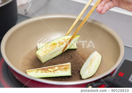 Grill the eggplant in a frying pan Grill the eggplant in a frying pan 90528810