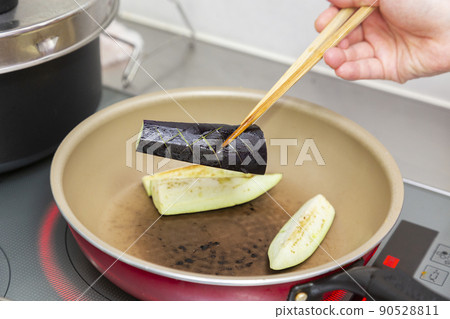 Grill the eggplant in a frying pan Grill the eggplant in a frying pan 90528811