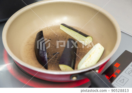 在煎鍋裡烤茄子 在煎鍋裡烤茄子 90528813