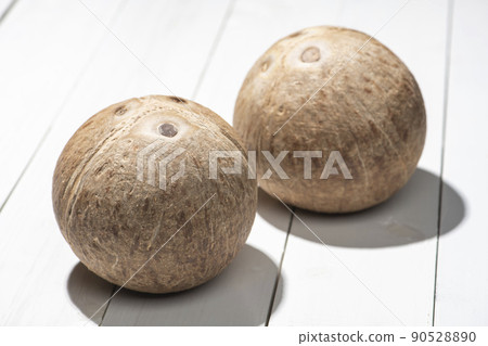 白盤上的硬老椰子堅果 90528890