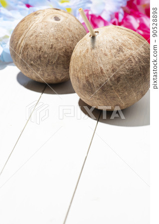 用吸管喝天然椰子汁 90528898