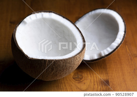 打碎堅硬的老椰子堅果，取出裡面的固體胚乳。 90528907