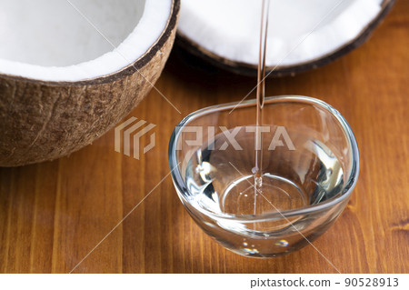 Endosperm and coconut oil visible from cracked coconut Endosperm and coconut oil visible from cracked coconut 90528913