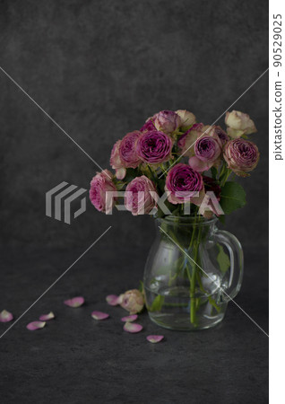 粉紅玫瑰黑色背景 粉紅玫瑰黑色背景 90529025
