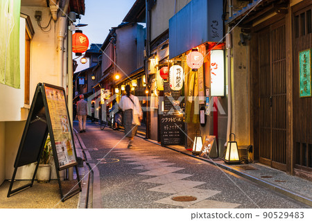 Kyoto Pontocho evening night view Kyoto Pontocho evening night view 90529483
