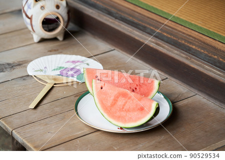 放在門廊上的西瓜 放在門廊上的西瓜 90529534