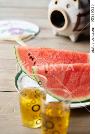 放在門廊上的西瓜 放在門廊上的西瓜 90529539