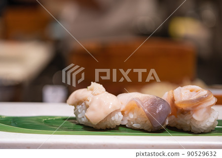Shirako nigiri sushi and surf clam nigiri sushi. Shirako nigiri sushi and surf clam nigiri sushi. 90529632