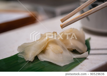 在日本壽司店出現的加里。一盤用糖醋汁醃製的薑。 90529636