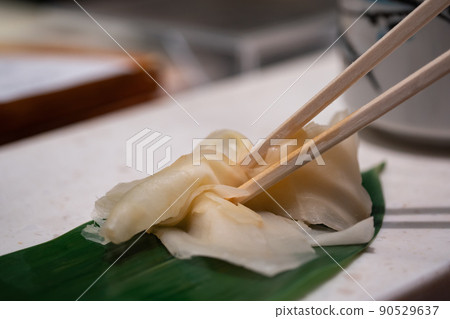 Gari that comes out at a Japanese sushi restaurant. A dish of ginger pickled in sweet and sour sauce. 90529637