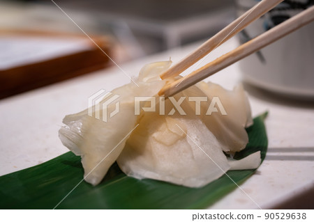 Gari that comes out at a Japanese sushi restaurant. A dish of ginger pickled in sweet and sour sauce. 90529638