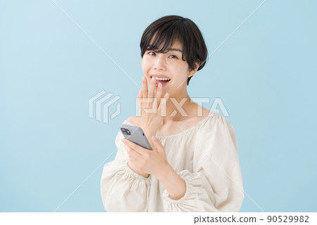 一個有智能手機的女人，淺藍色，藍色 90529982