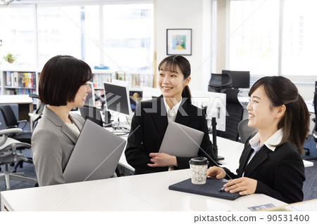 有一個常設會議的女商人 90531400