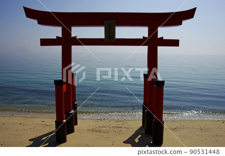 八代島Kozumi海灘上的嚴島神社鳥居 90531448