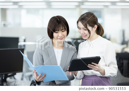 在辦公室工作的女商人 在辦公室工作的女商人 90531553