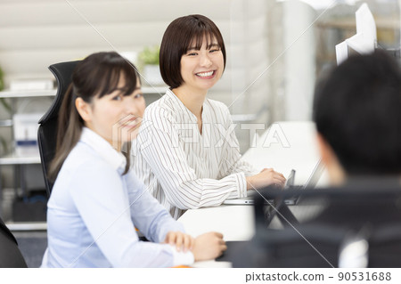 在辦公室工作的人 在辦公室工作的人 90531688