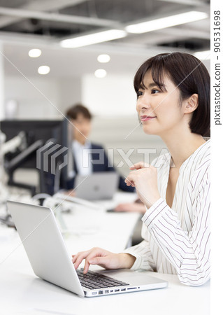 在共用辦公室工作的人 90531698