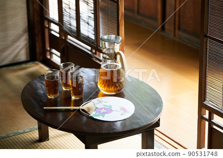 大麥茶倒入玻璃杯 大麥茶倒入玻璃杯 90531748