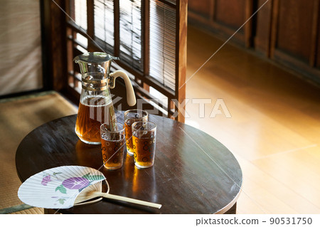 大麥茶倒入玻璃杯 90531750